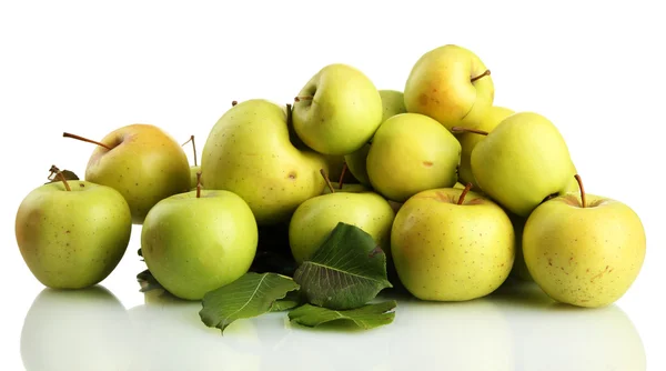 Saftiga äpplen med gröna blad, isolerad på vit — Stockfoto