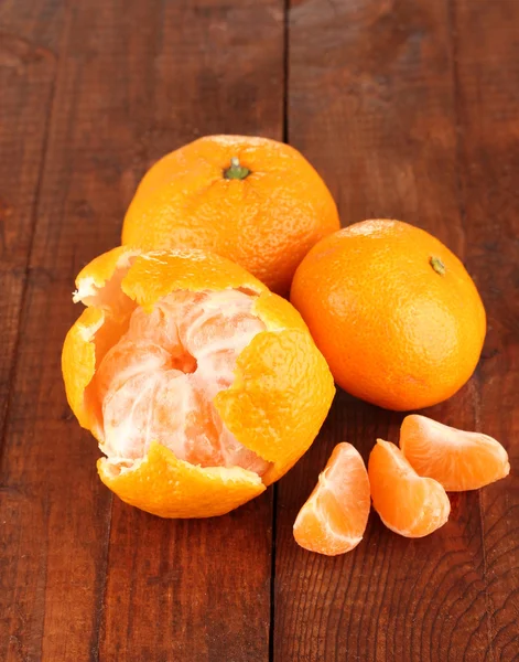 Välsmakande mandariner på trä bakgrund — Stockfoto