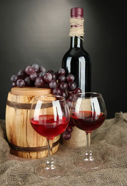 Composição de vinho e uvas em barril de madeira em pano de saco — Fotografia de Stock