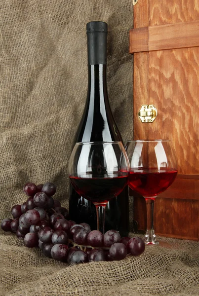 Sammansättningen av vin och druvor på säckväv — Stockfoto
