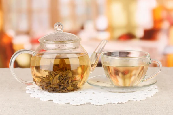 异国情调绿茶与鲜花在明亮的背景上的玻璃茶壶 — 图库照片