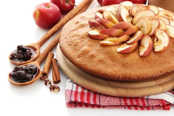 Смачний домашній пиріг, яблука і варення, ізольовані на білому — стокове фото