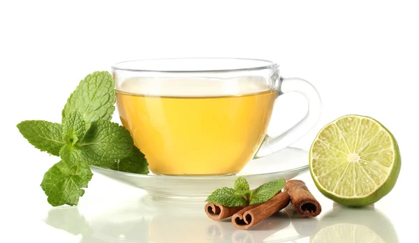 Taza de té con menta, canela y lima aislada sobre blanco — Foto de Stock