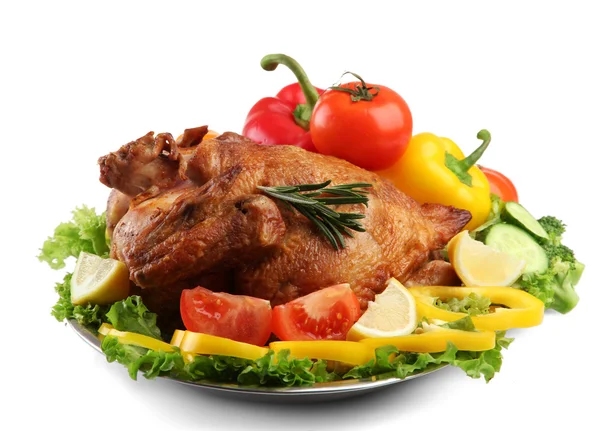 Sabroso pollo asado entero en plato con verduras, aislado en blanco — Foto de Stock