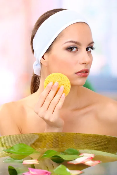 Jovem mulher lavando o rosto dela. foto conceitual: removedor de maquiagem — Stock fotografie