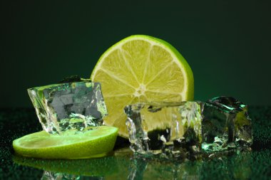 buz küpleri ile darck yeşil zemin üzerine kireç