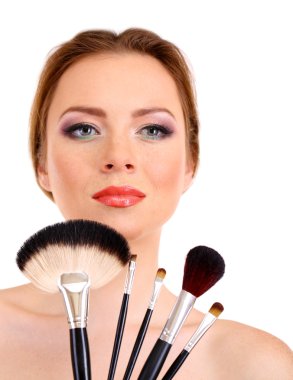 Makyaj fırçaları, üzerinde beyaz izole ile güzel bir kadın portresi