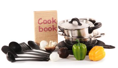 kompozisyon üzerinde beyaz izole sebze ve mutfak araçları