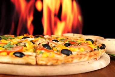 lezzetli pizza yakın çekim yangın zemin üzerine ahşap tablo