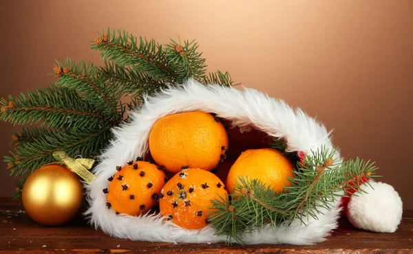 Composición navideña con naranjas y abeto en sombrero de Santa Claus —  Fotos de Stock
