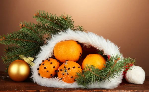 Composição de Natal com laranjas e abeto em chapéu de Papai Noel — Fotografia de Stock