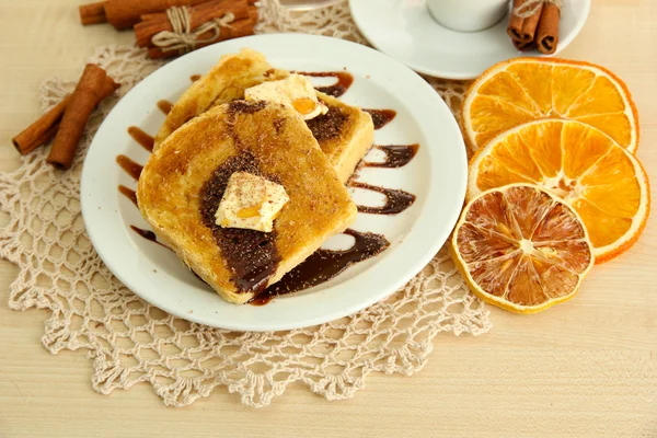 Torrada de pão branco com chocolate e xícara de café no café — Fotografia de Stock