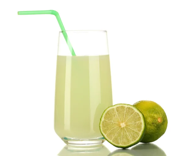 Вкусный лимонный сок в стакане и лаймы рядом с ним изолированы на белом — стоковое фото
