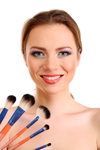 Porträt einer schönen Frau mit Make-up-Pinseln, isoliert auf Weiß — Stockfoto