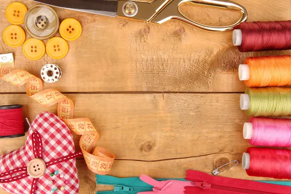 Sewing accessories and fabric on wooden table close-up — Stock Photo, Image