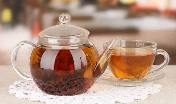 异国情调绿茶与鲜花在明亮的背景上的玻璃茶壶 — 图库照片