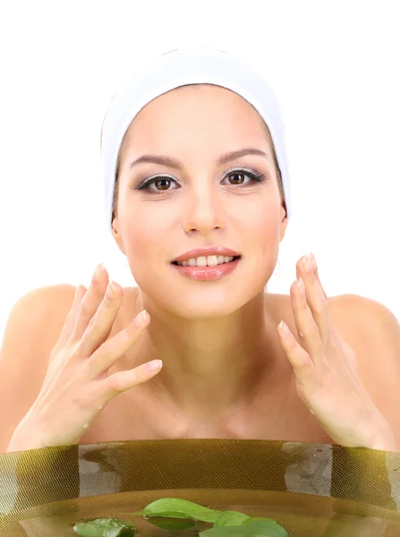 Молода жінка миє обличчя. Концептуальна фотографія: видалення макіяжу — стокове фото