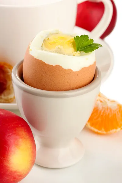 Leichtes Frühstück mit gekochtem Ei und Tasse Kaffee, isoliert auf weiß — Stockfoto
