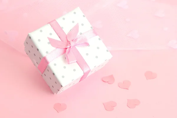 Linda caixa de presente romântico no fundo rosa — Fotografia de Stock