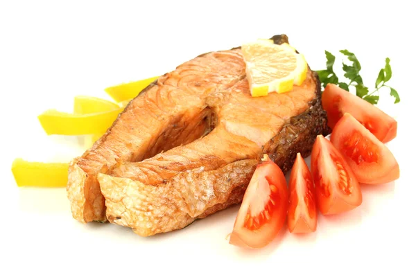 Appetitoso salmone alla griglia con limone e verdure isolate su bianco — Foto Stock