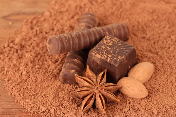 Dolci al cioccolato con cacao, su sfondo marrone — Foto Stock