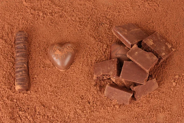 切碎的巧克力和糖果与可可棕色背景上 — 图库照片