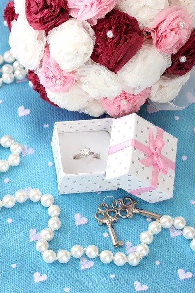 Konceptuální fotografie: svatba v růžové a modré barvy stylu — Stock fotografie