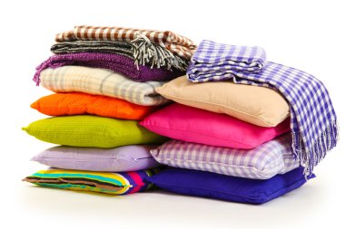 Hills renkli yastıklar ve üzerinde beyaz izole İskoç şalılar