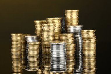 birçok para çıktı sütunları koyu arka plan üzerinde