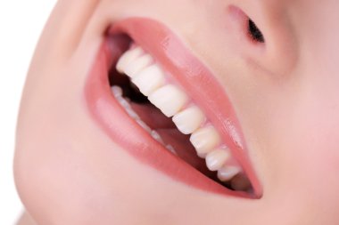 Beyaz arka plan üzerinde izole dişler ile gülümseyen kadın
