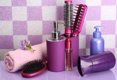 saç fırçaları, saç kurutma makinesi ve banyo Kozmetik Şişeler