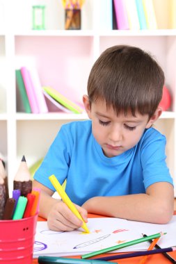 sevimli küçük çocuk albümü içinde çizim