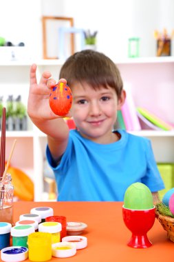 sevimli küçük çocuk yumurta boyama