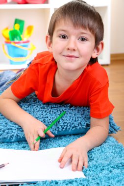 sevimli küçük çocuk albümü içinde çizim