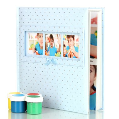 Bebek fotoğraf albümü üzerinde beyaz izole