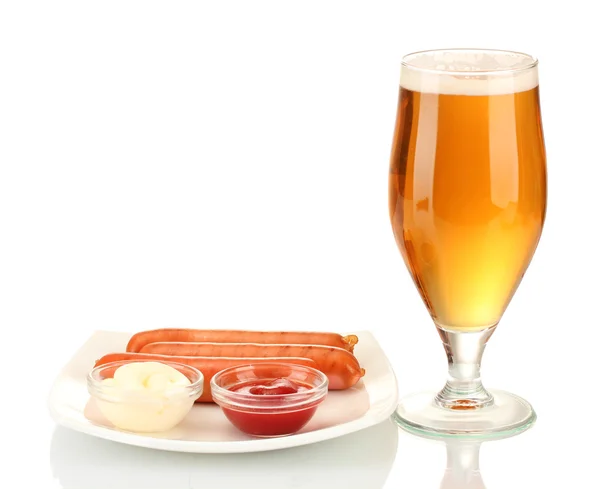 Birra e salsicce grigliate isolate su bianco — Foto Stock