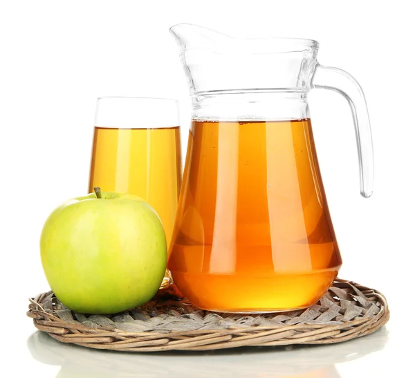 Vol glas en kruik van appelsap en apple isolted op wit — Stockfoto