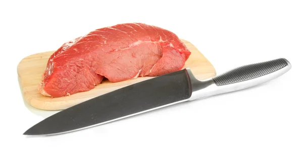 Carne di manzo cruda con coltello isolato su bianco — Foto Stock