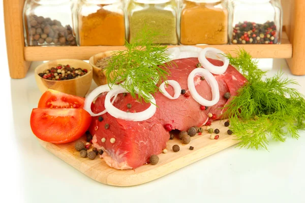 Carne crua de bovino com especiarias — Fotografia de Stock