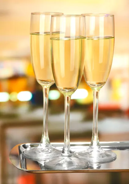 Företagens part: bubblande champagne glas på bricka — Stockfoto