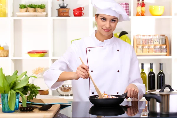 Fiatal nő szakács, főzés, konyha — Stock Fotó
