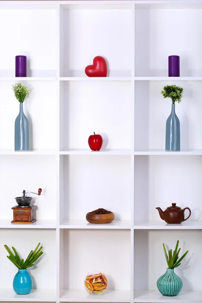 Hermosos estantes blancos con diferentes objetos relacionados con el hogar — Foto de Stock