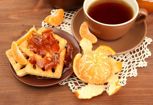 Licht ontbijt met thee en huisgemaakte confiture, op houten tafel — Stockfoto