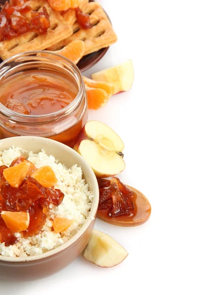 Cottage cheese in bowl with homemade fruit jam, isolated on white — Stock Photo, Image