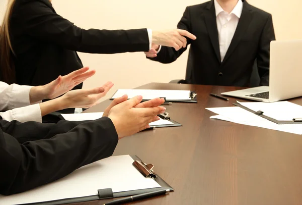 Primer plano de las manos de negocios durante el trabajo en equipo —  Fotos de Stock