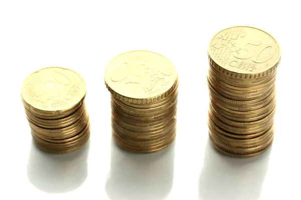 Många mynt i kolumner isolerad på vit — Stockfoto