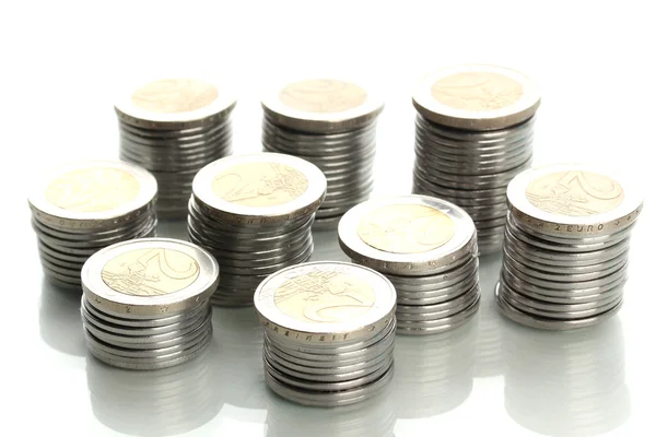 Veel munten in kolommen geïsoleerd op wit — Stockfoto