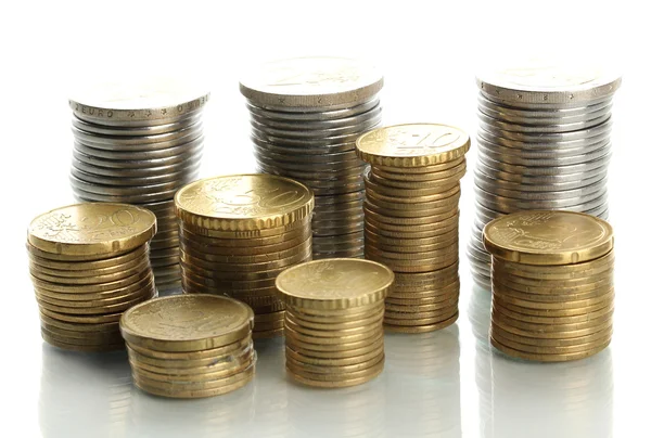 Molte monete in colonne isolate su bianco — Foto Stock