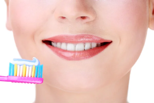 Belle jeune femme avec brosse à dents gros plan — Photo