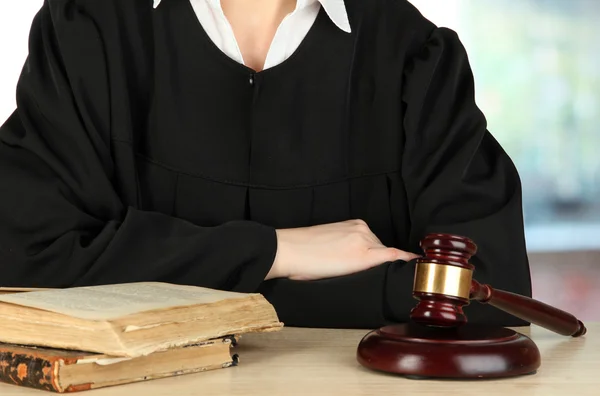 Rechter zitten aan tafel tijdens rechtszittingen op kamer achtergrond — Stockfoto